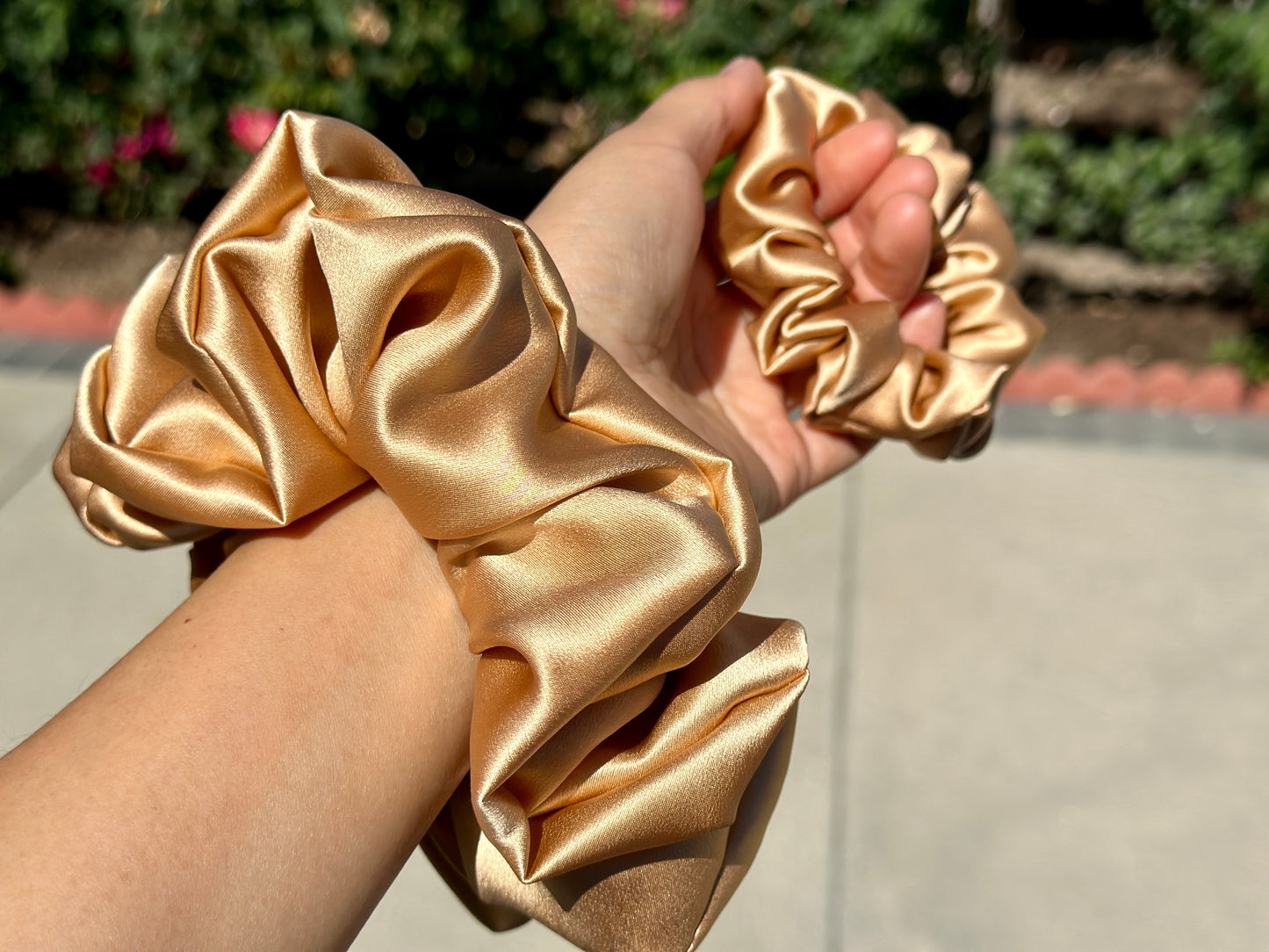 Blonde 30 Momme 100% Pure Mulberry Silk Satin Scrunchies Giant Jumbo Regular Skinny Ultra Thin Mini Hair Scrunchies for bridesmaids