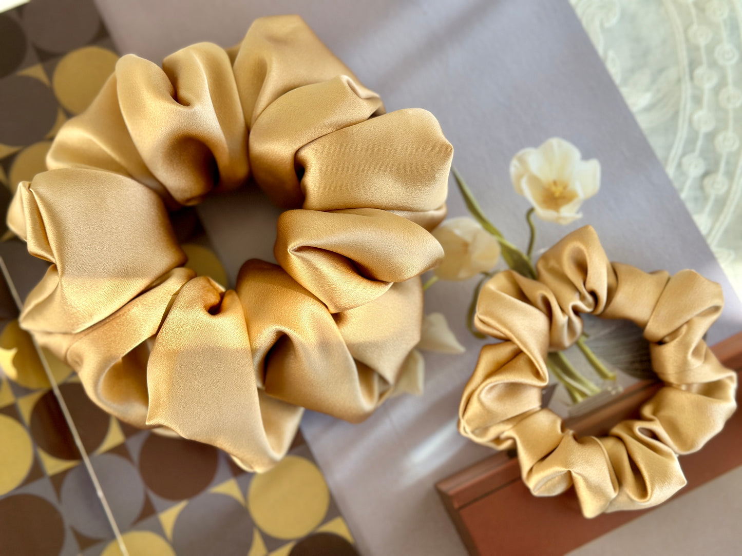 Blonde 30 Momme 100% Pure Mulberry Silk Satin Scrunchies Giant Jumbo Regular Skinny Ultra Thin Mini Hair Scrunchies for bridesmaids