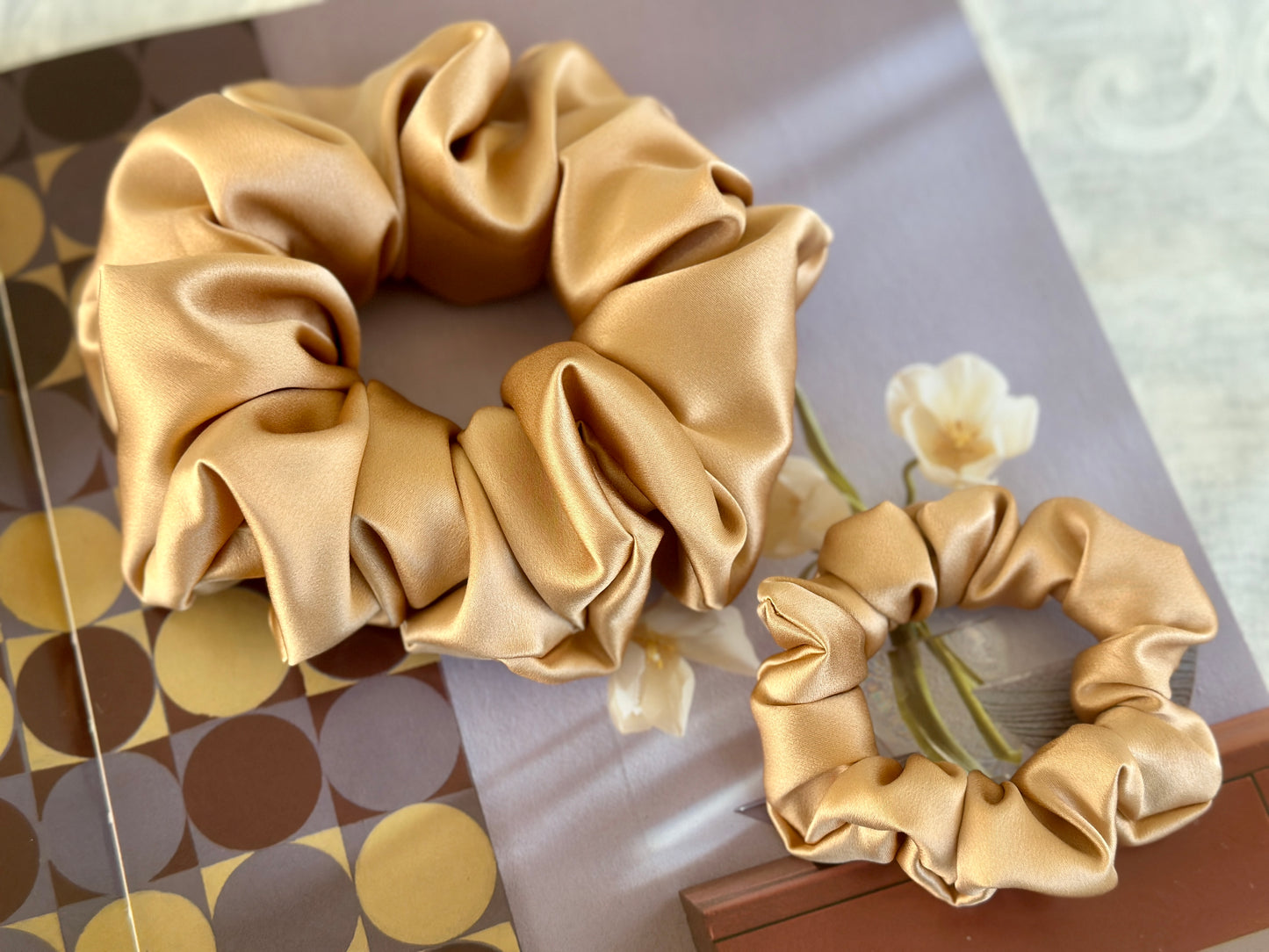 Blonde 30 Momme 100% Pure Mulberry Silk Satin Scrunchies Giant Jumbo Regular Skinny Ultra Thin Mini Hair Scrunchies for bridesmaids